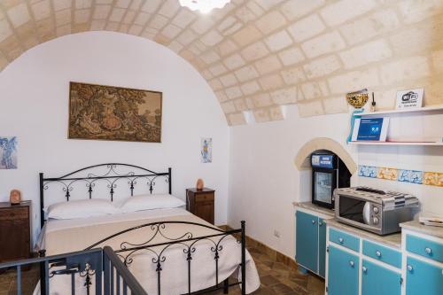 ラテルツァにあるSan Leonardo - ApartHotelのベッドルーム1室(ベッド1台、テレビ付)
