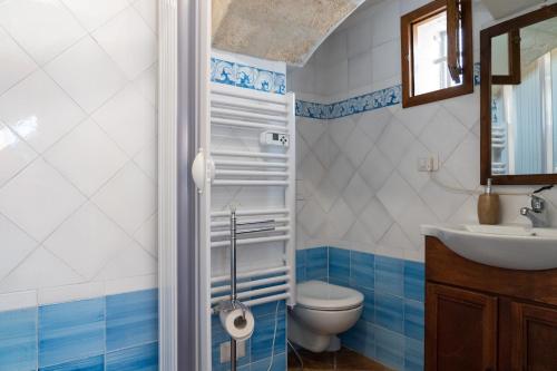 ラテルツァにあるSan Leonardo - ApartHotelのバスルーム(トイレ、洗面台付)