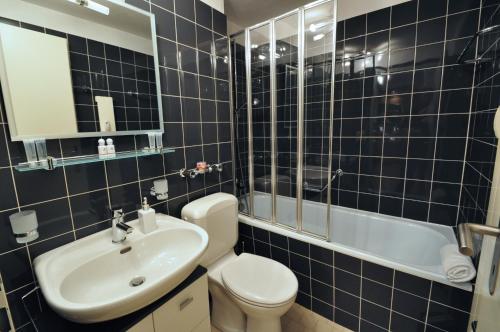 ツェルマットにあるハウス アルミナ - アパートメント エドワードのバスルーム(洗面台、トイレ、バスタブ付)