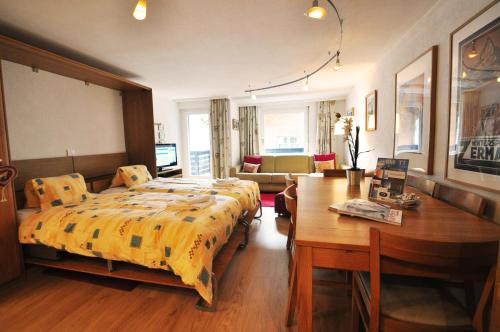 ツェルマットにあるハウス アルミナ - アパートメント エドワードのベッドルーム1室(ベッド1台、デスク、テーブル付)