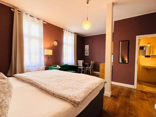 a bedroom with a bed and a living room at Pension alter Fehrbelliner Bahnhof in Fehrbellin