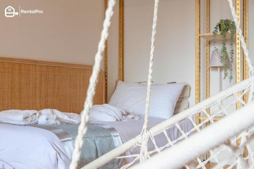 um quarto com uma cama com um baloiço de corda em Trieste Centre - Reserved Parking & Wi-Fi em Trieste