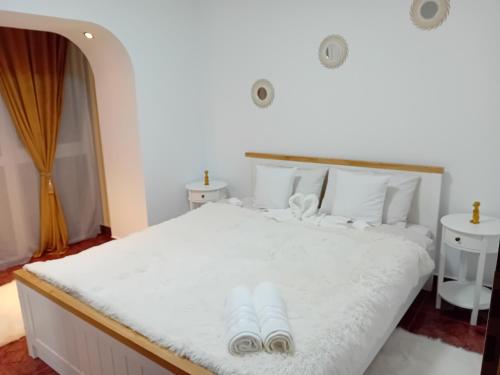 - une chambre avec un lit blanc et des oreillers blancs dans l'établissement PERLA PREMIUM APARTMENT, à Timişoara