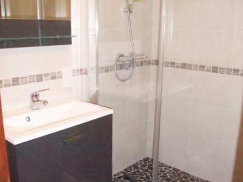 y baño con ducha y lavamanos. en Appartement Le Grand-Bornand, 2 pièces, 4 personnes - FR-1-467-69, en Le Grand-Bornand