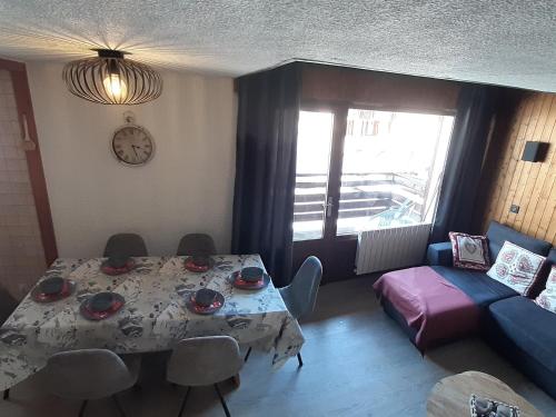 un salon avec une table et un canapé dans l'établissement Appartement 3 chambres au pied des pistes avec balcon - Le Grand-Bornand - FR-1-467-59, au Grand-Bornand