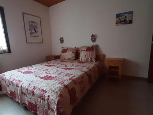 - une chambre avec un lit doté d'une couette dans l'établissement Appartement Le Grand-Bornand, 4 pièces, 6 personnes - FR-1-467-59, au Grand-Bornand