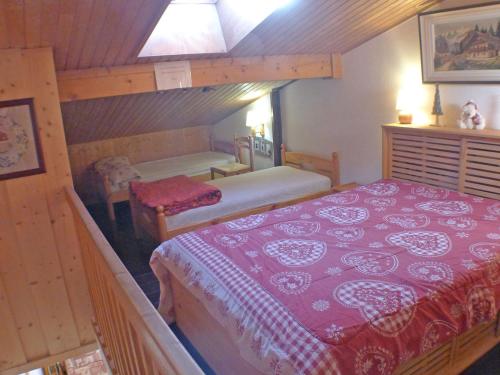 - une petite chambre avec un lit et des lits superposés dans l'établissement Charmant Duplex pour 6 Pers avec Balcon et Parking - Résidence les Espaces, Samoëns - FR-1-629-29, à Samoëns