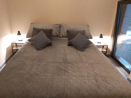 un grande letto in una camera da letto con due tavoli di Het Zonnetje -Vakantiewoning en Bed and Breakfast a Dilsen-Stokkem