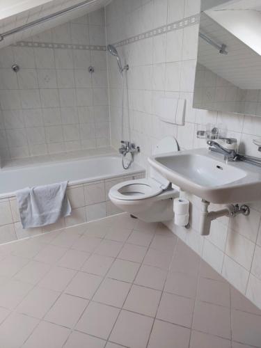 uma casa de banho branca com um WC e um lavatório em 2p1/2 proche de la gare em Fribourg