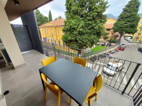 Balcone o terrazza di ApartmentsGarda - Residenza Garda Deluxe