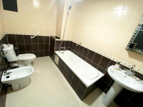 ein Badezimmer mit einem WC, einer Badewanne und einem Waschbecken in der Unterkunft Appartement Complète à Tanja balia proche de la mer in Tangier