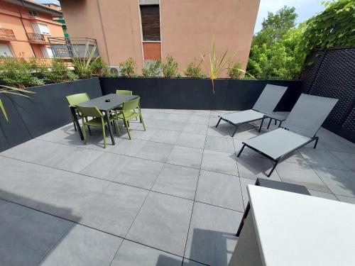 Balcone o terrazza di ApartmentsGarda - Residenza Garda Deluxe