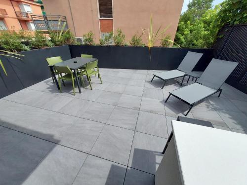Balcone o terrazza di ApartmentsGarda - Residenza Garda Deluxe