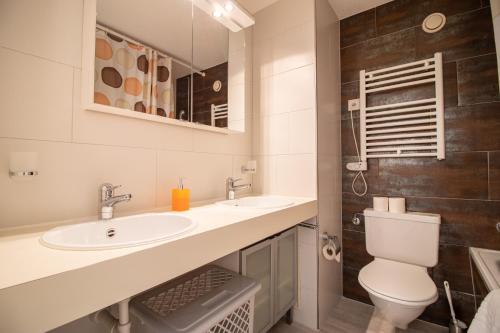 アローザにあるRothornblickのバスルーム(洗面台、トイレ、鏡付)