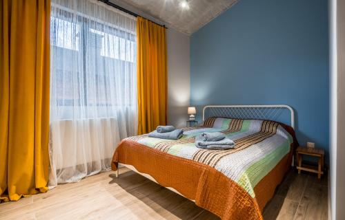 um quarto azul com uma cama com toalhas em Roshka 2 BD Apart 501 em Gudauri