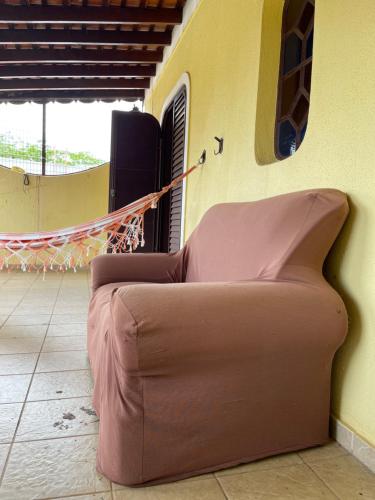eine braune Couch in einem Raum neben einer Wand in der Unterkunft Estações in Campinas