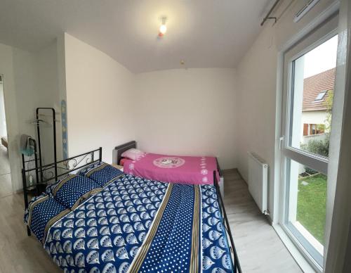 Habitación pequeña con cama y ventana en Duplex NEUF 90 m2 - 3 chambres, avec jardin à Sartrouville, en Sartrouville
