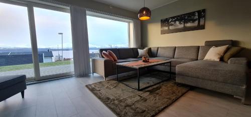 Svetainės erdvė apgyvendinimo įstaigoje Casa Borealis A specious new apartment with a spectacular view