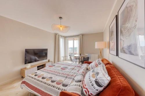 une chambre avec un lit et une télévision à écran plat dans l'établissement Bellevue, à Magny-le-Hongre