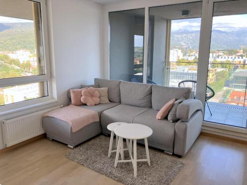 sala de estar con sofá y mesa en Rosie apartment, en Nova Gorica