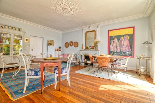 ein Wohnzimmer mit Tisch und Stühlen in der Unterkunft Mas d'Escattes in Nîmes