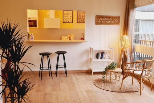 Sala de estar con 2 taburetes, mesa y sillas en Appartement neuf proche parc de Versailles + parking, en Le Chesnay
