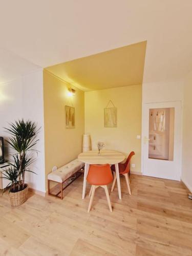 une pièce avec une table, des chaises et un canapé dans l'établissement Appartement neuf proche parc de Versailles + parking, à Le Chesnay