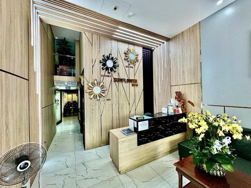 un vestíbulo con un diseño floral en la pared en Sunflower Hotel, en Cat Ba