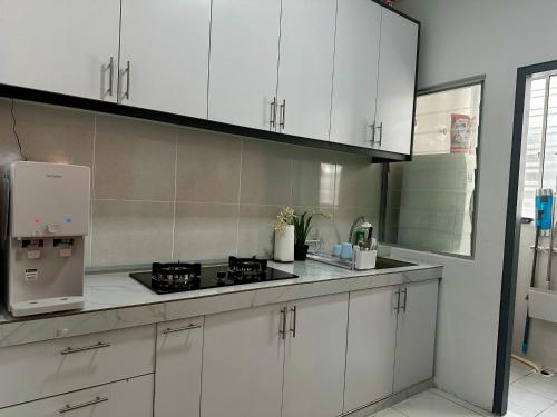 Η κουζίνα ή μικρή κουζίνα στο Homestay Kita @ Kita Impian