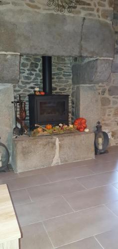 - une cheminée en pierre avec une cuisinière dans l'établissement Kervig House Ty Laouen, à Paimpol