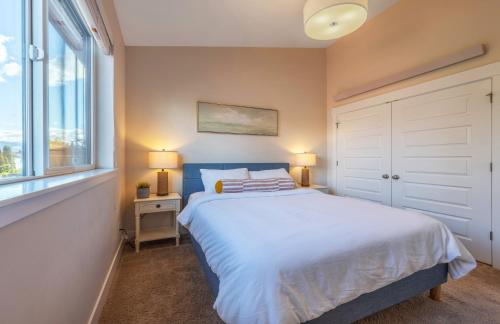 a bedroom with a large bed and a window at Hull Street Loft townhouse in Hood River