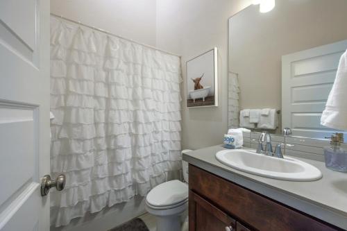 a bathroom with a sink and a toilet and a mirror at Hull Street Loft townhouse in Hood River