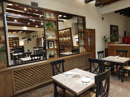 庫里科的住宿－Hotel Villa el Descanso，餐厅设有桌椅和大镜子