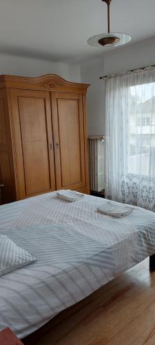 ein großes Bett in einem Schlafzimmer mit Fenster in der Unterkunft Ducs d'Alsace in Straßburg
