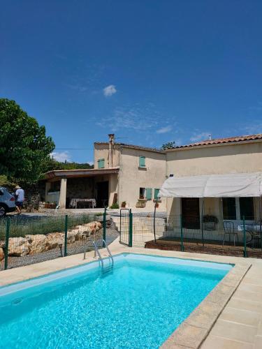 une piscine devant une maison dans l'établissement Mazet et maison du Serre dans les Cévennes, à Monoblet