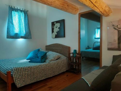 une chambre avec un lit et un miroir dans l'établissement Mazet et maison du Serre dans les Cévennes, à Monoblet