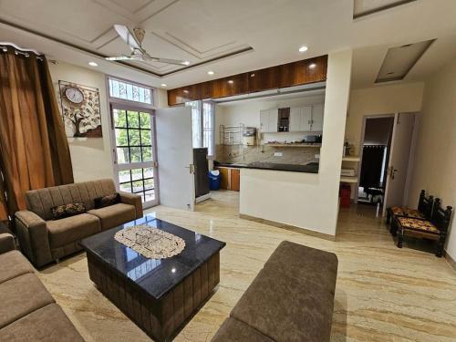 The lobby or reception area at Ankhi's Villa with Parking