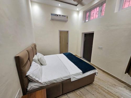 a bedroom with a bed in a room at Ankhi's Villa with Parking in Amritsar