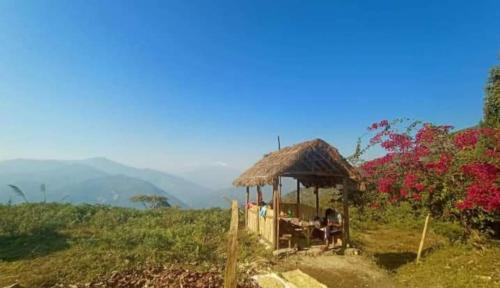 uma pequena cabana no topo de uma colina em Sunyog Homestay em Pedong