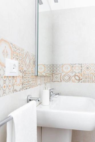 a bathroom with a sink and a mirror at Casa Aydée in Bergamo
