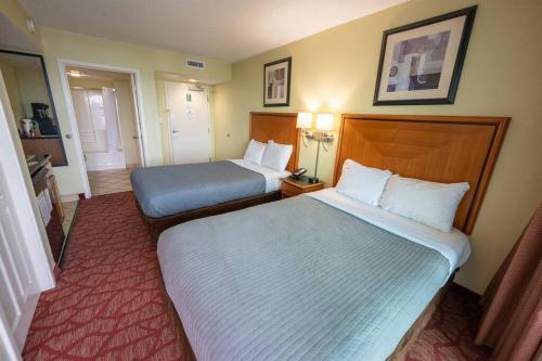 pokój hotelowy z 2 łóżkami i łóżkiem o wymiarach 6 x 6 x 6 w obiekcie Oceanfront Convenience on Lower Floor, Heated Pool w mieście Myrtle Beach