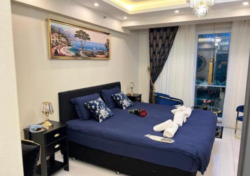 Un dormitorio con una cama azul con toallas. en Deluxe suite golden horn, en Estambul