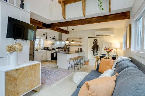 Cucina o angolo cottura di Cozy Green Mountain Chalet in Putney Town