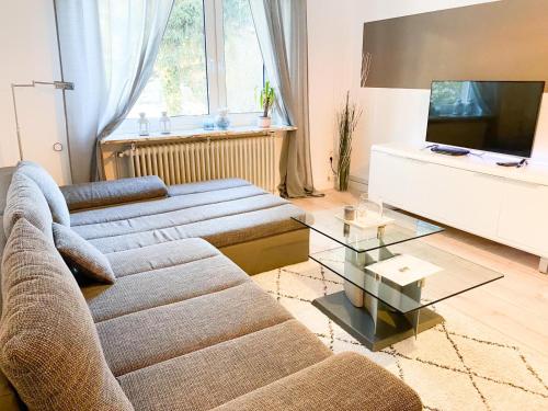ein Wohnzimmer mit einem Sofa und einem TV in der Unterkunft 1-3 Pers. zentral gelegene, gemütliche Wohnung in Remscheid in Remscheid
