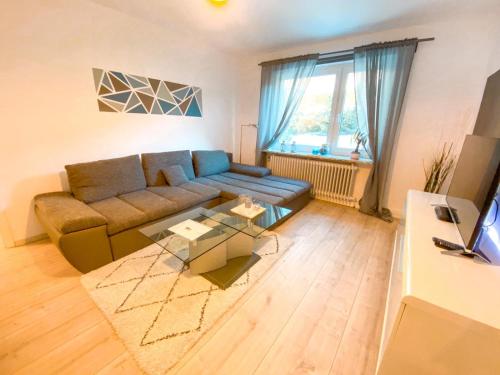 ein Wohnzimmer mit einem Sofa und einem Tisch in der Unterkunft 1-3 Pers. zentral gelegene, gemütliche Wohnung in Remscheid in Remscheid