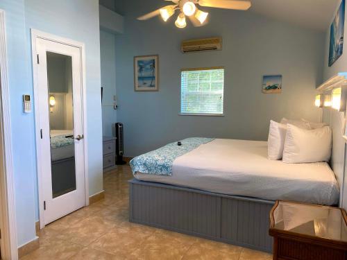 - une chambre avec un lit et un ventilateur de plafond dans l'établissement Hideaways Exuma, à Georgetown