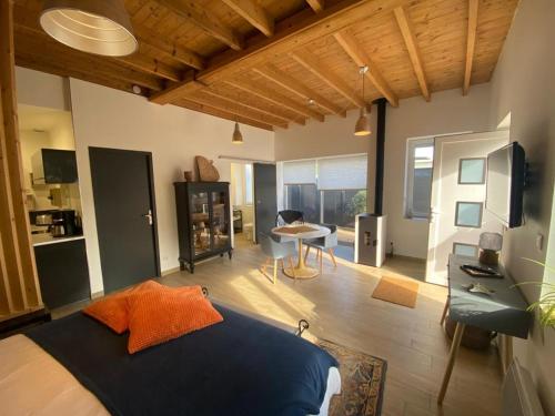 um quarto com uma cama e uma sala de estar em A LA BELLE ETOILE em Montbrison