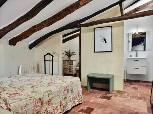 1 dormitorio con 1 cama y 1 mesa en Buhardilla Rustica Jabugo, en Jabugo