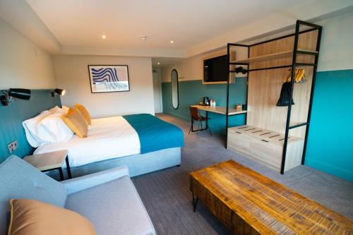 une chambre d'hôtel avec un lit et un canapé dans l'établissement The Lake House, à Liverpool