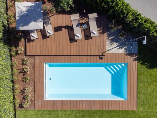 vista sul tetto di una piscina in un cortile di Apartments Villa Julia a Lana